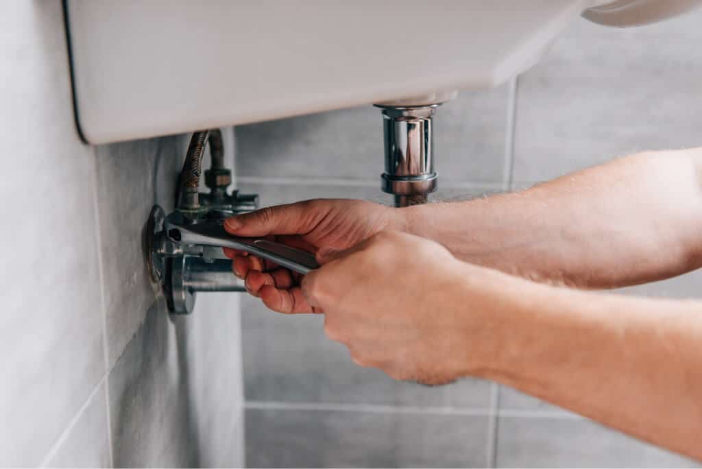 Réparation d'une fuite d'eau dans une salle de bains