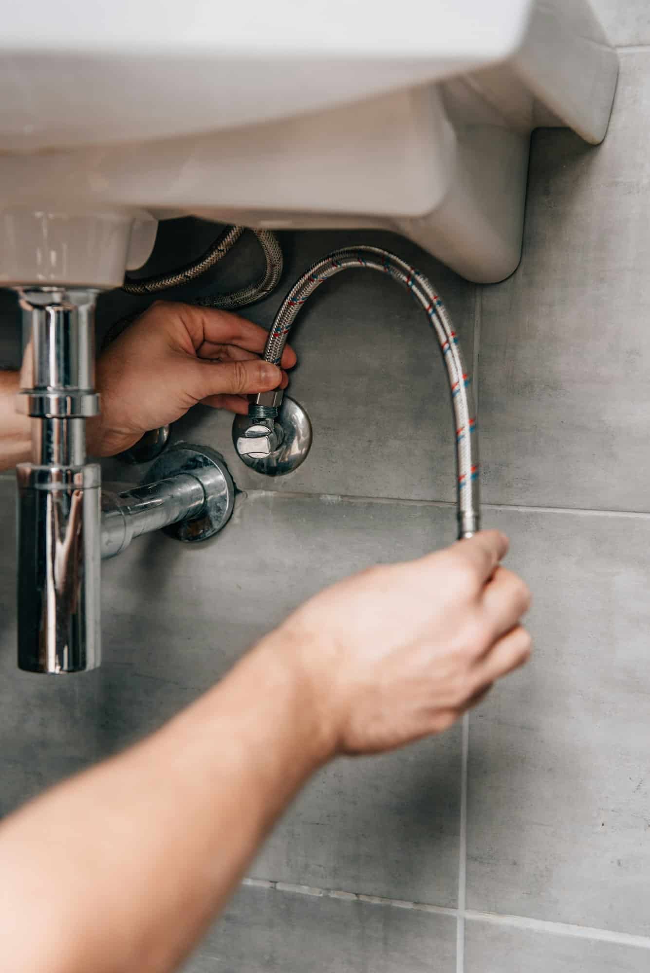 Installation d'un évier dans une salle de bains